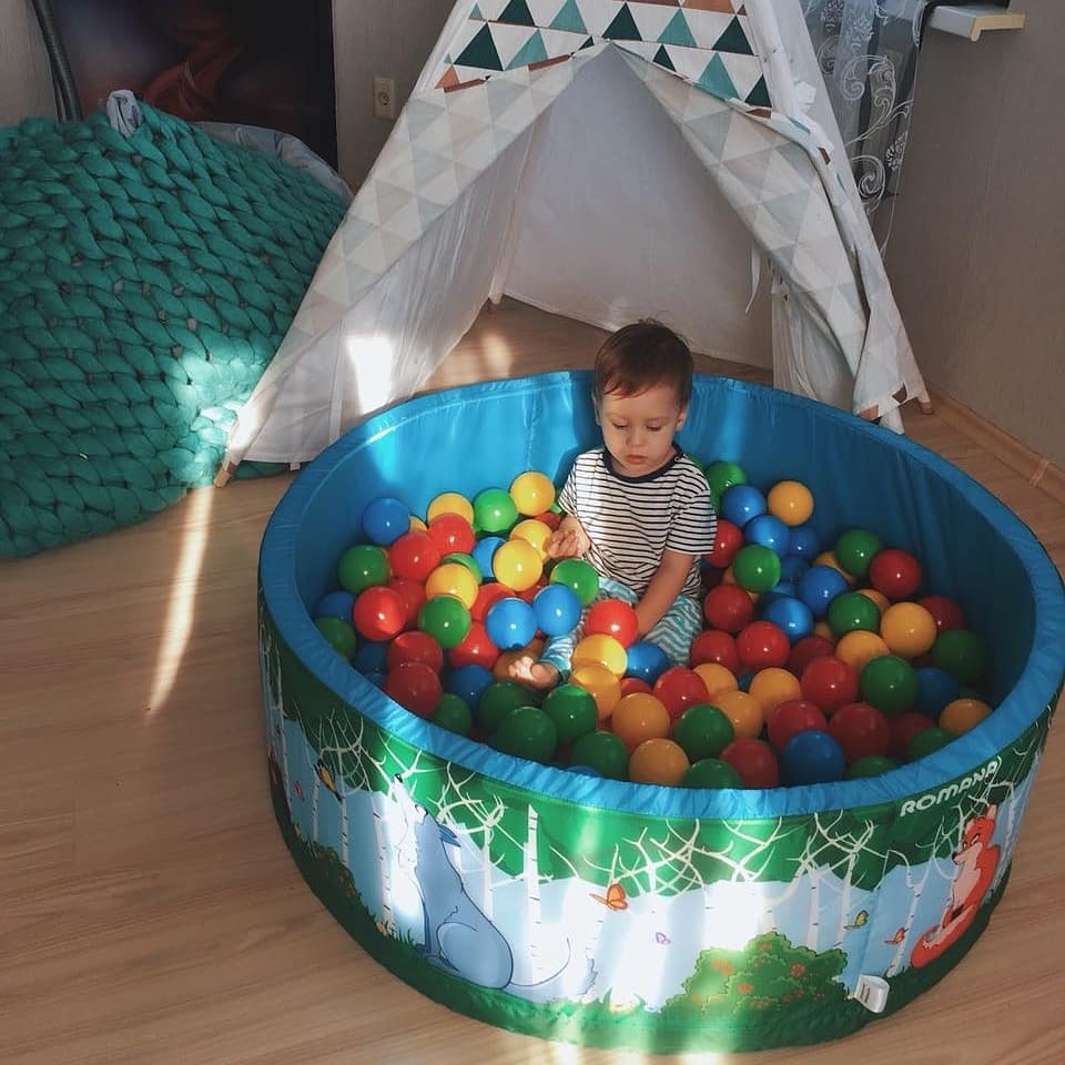 Вспомним 6 причин, почему сухой бассейн с цветными шариками должен быть у каждого малыша